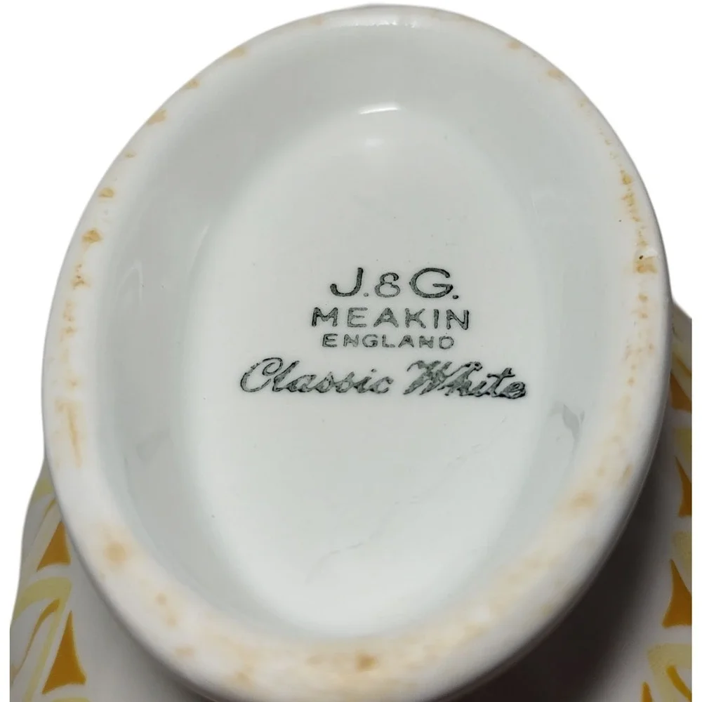 J and G Meakin Gravy Boat Classic White Yellow Gold English‎ Cottage Scalloped